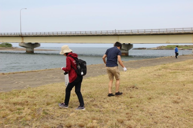 河口でゴミ拾い1