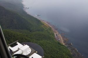 ヘリコプターから道の駅神恵内を望む