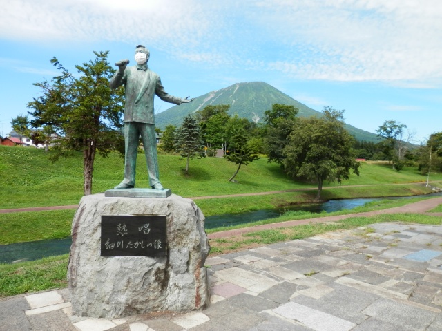 細川たかしの像と羊蹄山（真狩村）