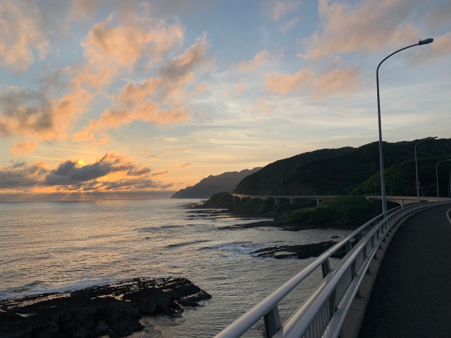 一般国道229号 神恵内村 祈石大橋と夕日（神恵内村）