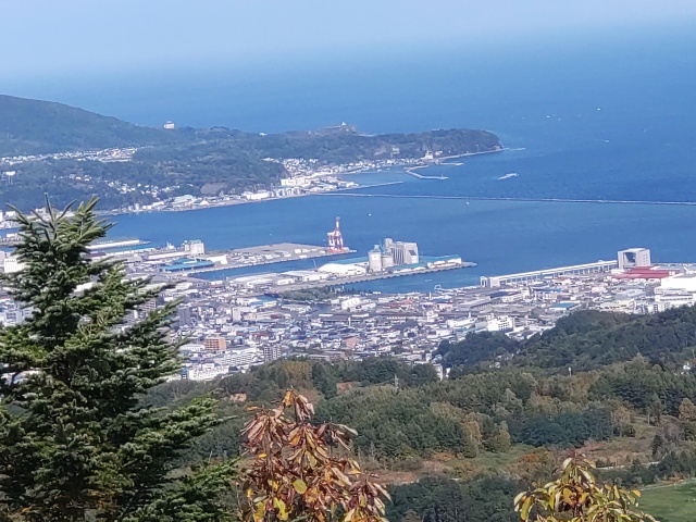 秋の毛無山展望所から小樽市街地・小樽港（小樽市 国道393号 毛無峠）