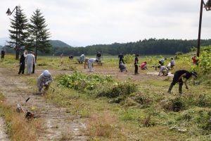 協働での道路の草刈りの様子