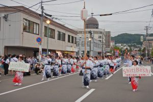 練り込みを行う職員たち
