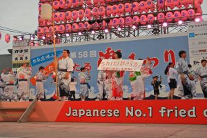 ステージ上で踊る職員たち