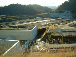 写真-1 『ダム現場状況（堤体右岸から）』