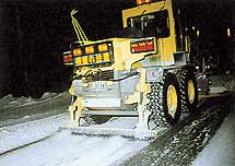 凍結路面に傷をつける装備車