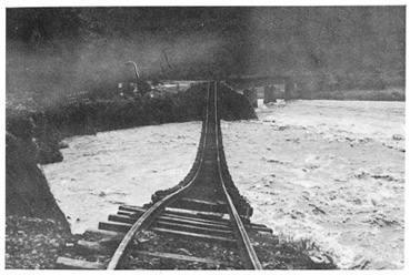 昭和37年、空知川の氾濫で根室本線が決壊（北海道開発協会蔵） 