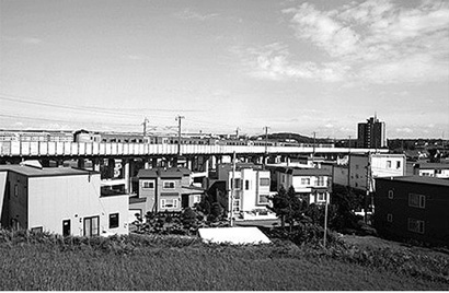 現在の千歳線高架。札幌市厚別区付近（札幌市写真ライブラリー蔵）