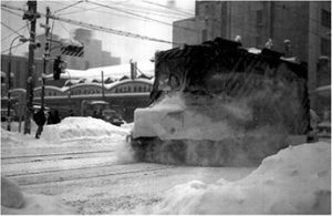 市電の軌道を除雪するササラ電車。昭和38年