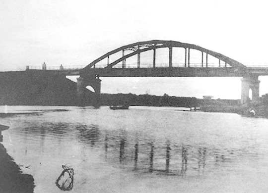 昭和11年に竣工した舞鶴橋と千歳川