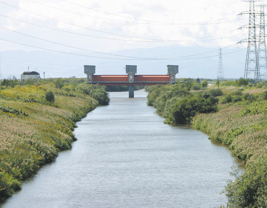 2段式ローラーゲート2門の篠津運河水門