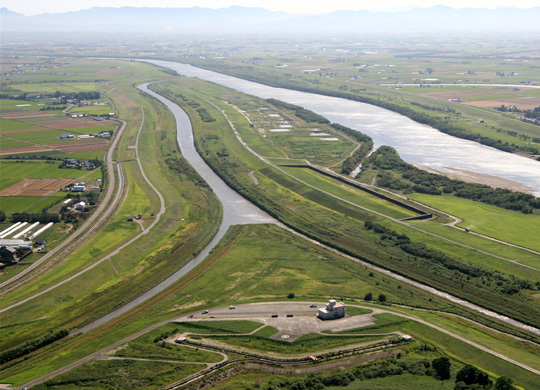 幾春別川（左）と旧美唄川（右）を一緒にして石狩川へ