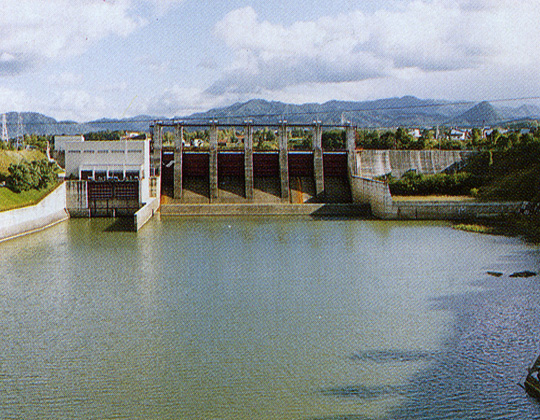 ローラーゲート7門の迫力あるダム