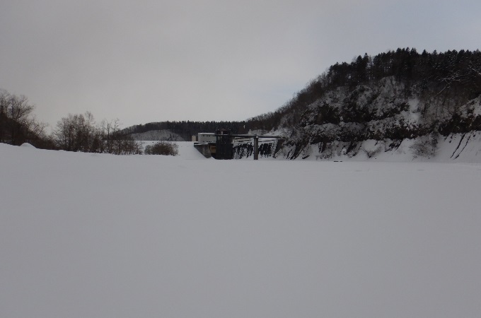 氷上から望む漁川ダム