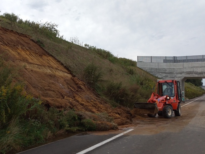 土砂撤去の作業状況（国道337号　千歳市中央）