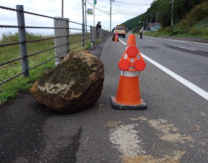 写真①_9／19落石状況（国道231号　石狩市浜益区）