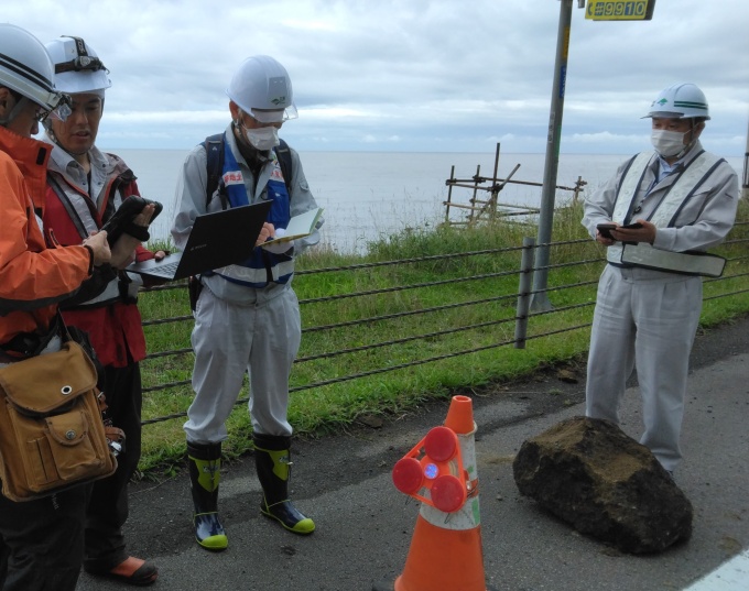 写真②_9／19落石状況（国道231号　石狩市浜益区）