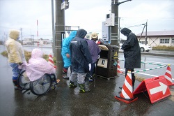 活動の様子（収納ボックスへの設置）