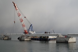 連絡橋設置の様子（3基目）