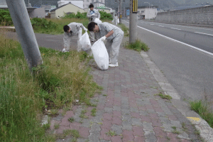 道路のゴミを拾う様子