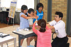 「学ぶランドin稚内」で実験に参加する子供たち