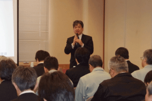 北海道開発計画調査の概要を説明する開発局職員