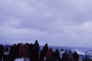 宗谷岬からの初日の出を待つ人々（1月1日）
