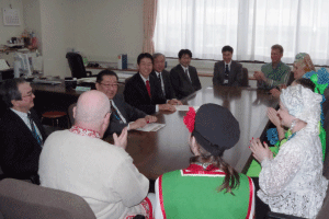小松部長がロシア語で歓迎の挨拶をしました