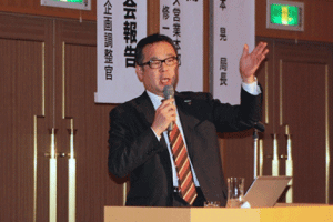 地方空港を活用した広域観光を提案する北海道総合政策部の木本晃航空局長