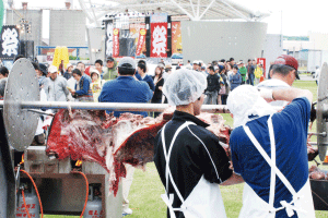 長蛇の列ができた宗谷黒牛の丸焼き