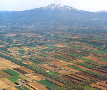 斜網平野の空撮。正面は斜里岳。 