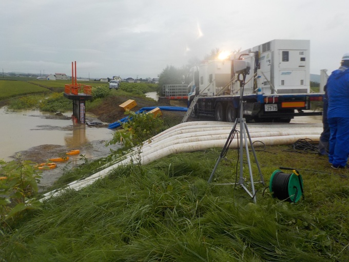 タヨロマ川での排水ポンプ車による排水作業状況