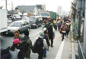 阪神・淡路大震災後一般車両により渋滞した道路