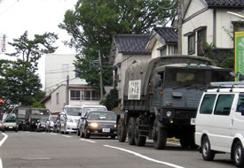 新潟県中越沖地震後の渋滞に巻き込まれた救援車両