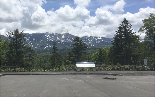 建物駐車場から十勝岳方面を望む写真