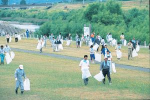 天塩川河川敷清掃写真