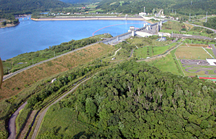 美利河ダム右岸風景の写真