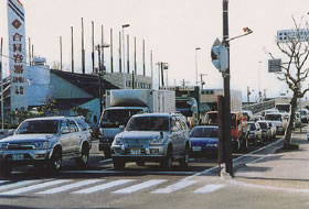 並行する一般国道の渋滞状況写真