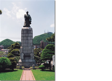 1958年（昭和33年）函館開港百年記念祭を催し、高田屋嘉兵衛銅像除幕式等を行う