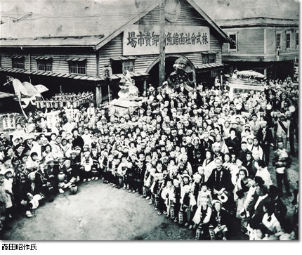 1935年（昭和10年）函館市、7月1日を開港記念日と定め、第一回港まつり(開港77年目)を3日まで行う