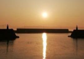 石積防波堤と夕日