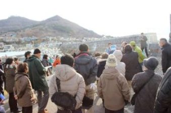 函館コンクリート湾岸物語ツアーでの石積防波堤見学状況の写真