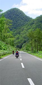 知床横断道路を走るオートバイ