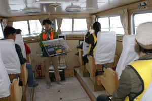 船内で、釧路港の概要や「エコポートモデル事業」について説明を受ける様子