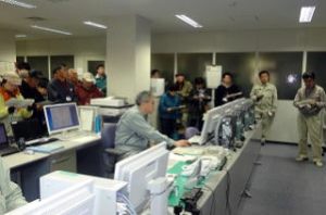 釧路東管理ステーションで、監視カメラのモニターや説明を受けている写真