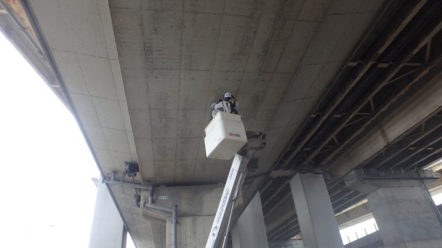 橋梁点検（高所作業車）