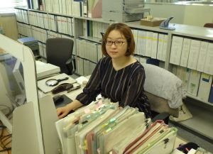 東事務官 執務の様子