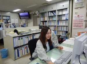 岩崎技官　執務の様子