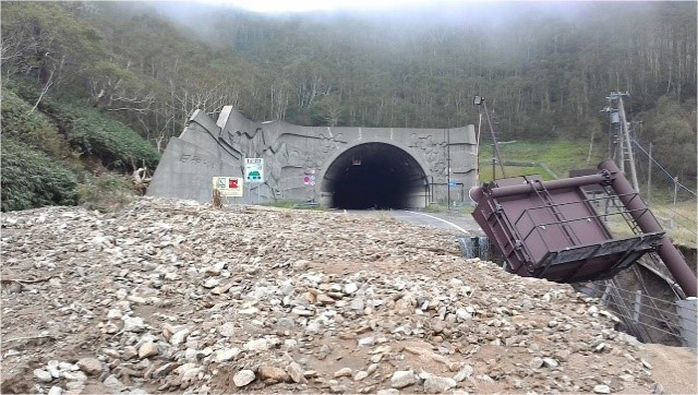 崩壊した道路の写真