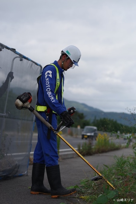 山崎さんが初めて撮影したインフラメンテナンスの現場（除草作業）